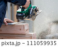 丸鋸(丸ノコ)による大工作業 111059935