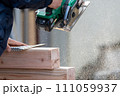 丸鋸(丸ノコ)による大工作業 111059937