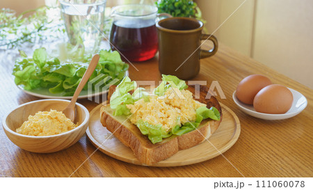 コーヒーと軽食|トーストにレタスと玉子サラダをのせる コーヒーと軽食|トーストにレタスと玉子サラダをのせる 111060078