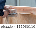 鑿(ノミ)による大工作業 111060110