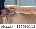 鑿(ノミ)による大工作業 111060112