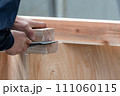 鑿(ノミ)による大工作業 111060115