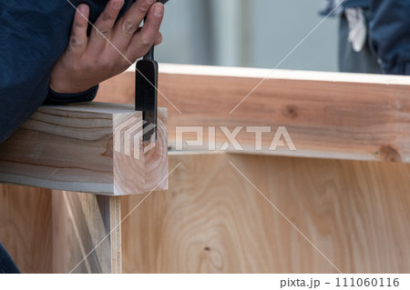 鑿(ノミ)による大工作業 鑿(ノミ)による大工作業 111060116