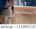 鑿(ノミ)による大工作業 111060118