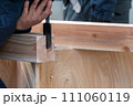 鑿(ノミ)による大工作業 111060119