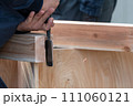 鑿(ノミ)による大工作業 111060121