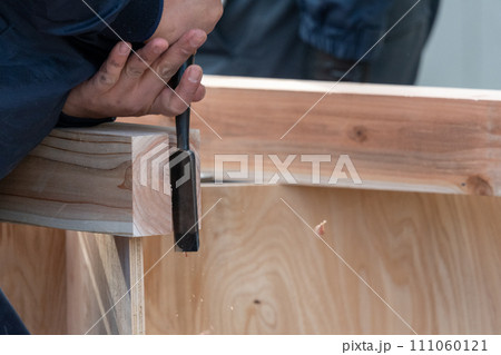 鑿(ノミ)による大工作業 111060121