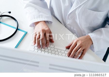 白衣の男性医師の手元 111060327