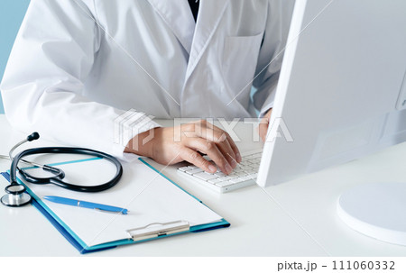 白衣の男性医師の手元 白衣の男性医師の手元 111060332