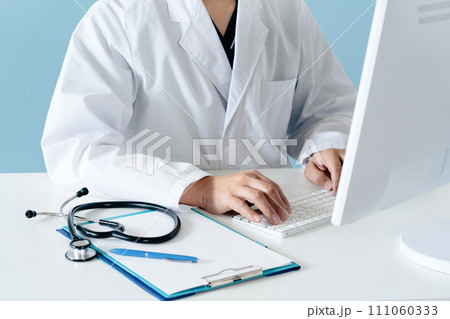 白衣の男性医師の手元 白衣の男性医師の手元 111060333