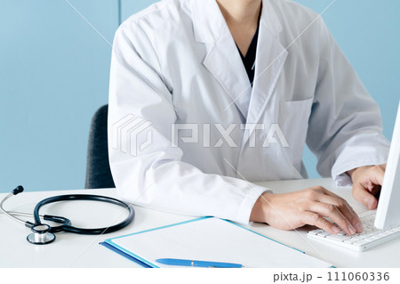 白衣の男性医師の手元 111060336