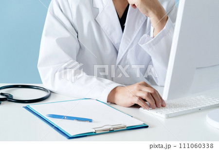 白衣の男性医師の手元 111060338