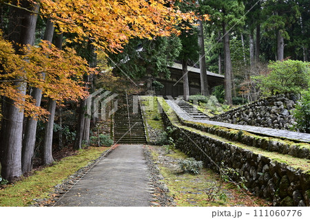 棡山 明通寺 参道から国宝の本堂を望む 棡山 明通寺 参道から国宝の本堂を望む 111060776