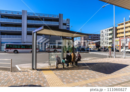 日本の横浜都市景観 横浜市営地下鉄 新羽駅前などを望む。澄み切った青空が広がる…＝令和6年1月25日 111060827