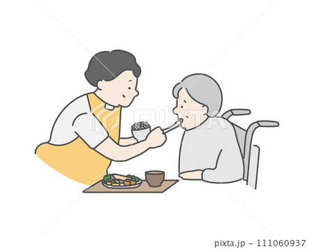 高齢女性の食事介助をする女性介護士 高齢女性の食事介助をする女性介護士 111060937
