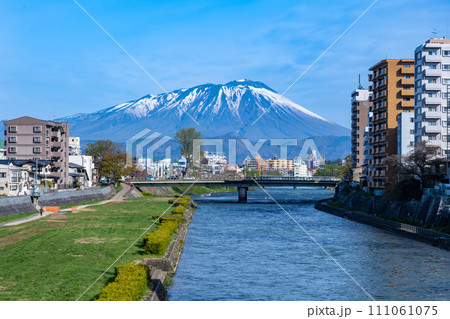 盛岡市内の街並みと、岩手山 111061075