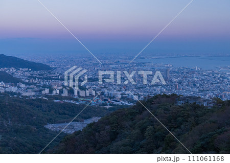 日本　兵庫県神戸市の摩耶山の掬星台展望台から眺める神戸の夕方の街並み 111061168