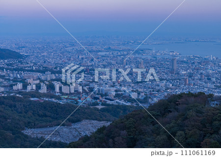 日本　兵庫県神戸市の摩耶山の掬星台展望台から眺める神戸の夕方の街並み 111061169