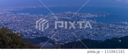 日本 兵庫県神戸市の摩耶山の掬星台展望台から眺める日本三大夜景の一つ、神戸の夜景 日本 兵庫県神戸市の摩耶山の掬星台展望台から眺める日本三大夜景の一つ、神戸の夜景 111061181