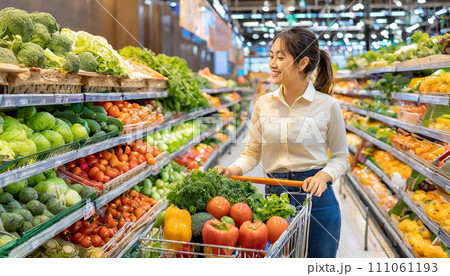 スーパーマーケットで買い物をする女性のAI画像 111061193