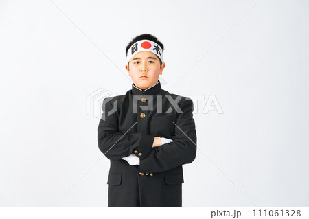 学ランを着てはちまきをつけた男子学生 111061328