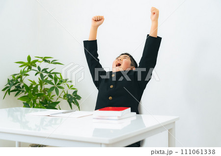 バンザイする学ランを着た男子学生 111061338