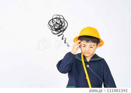 落ち込む男子園児 111061342