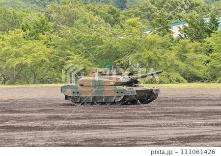 走行する陸上自衛隊10式戦車 111061426