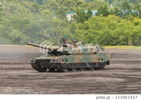 走行する陸上自衛隊10式戦車 走行する陸上自衛隊10式戦車 111061427