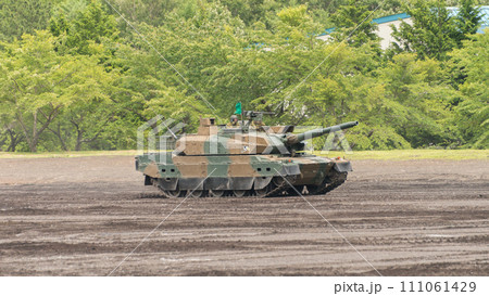 走行する陸上自衛隊10式戦車 111061429