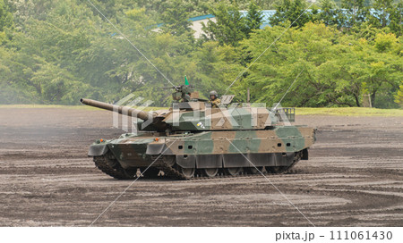 走行する陸上自衛隊10式戦車 111061430