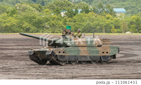 走行する陸上自衛隊10式戦車 111061431