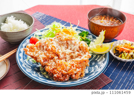 鶏もも肉の山賊焼き 鶏もも肉の山賊焼き 111061459