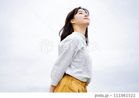 若い女性　ポートレート 111061522