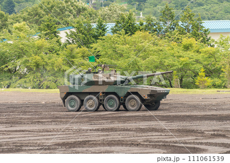 走行する陸上自衛隊16式機動戦闘車 111061539