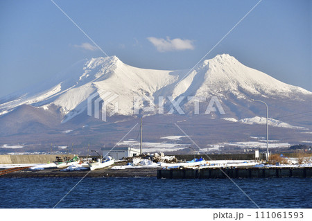 冬の北海道森町で雪景色の駒ヶ岳の風景を撮影 111061593