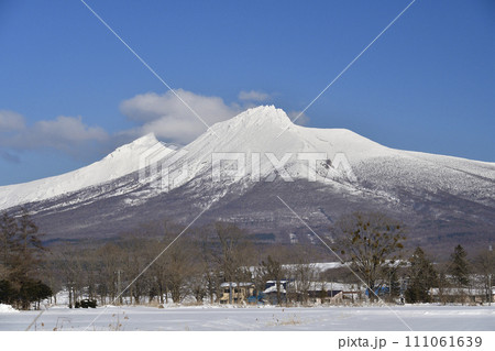 冬の北海道森町で雪景色の駒ヶ岳の風景を撮影 111061639