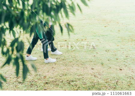 葉っぱから足元が出ている写真 111061663