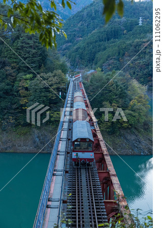 日本 静岡県榛原郡川根本町にある奥大井湖上駅に架かる鉄橋を走るトロッコ列車 日本 静岡県榛原郡川根本町にある奥大井湖上駅に架かる鉄橋を走るトロッコ列車 111062295