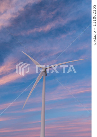 日本　静岡県磐田市の竜洋海洋公園近くに建つ風力発電の風車と夕焼け空 111062305