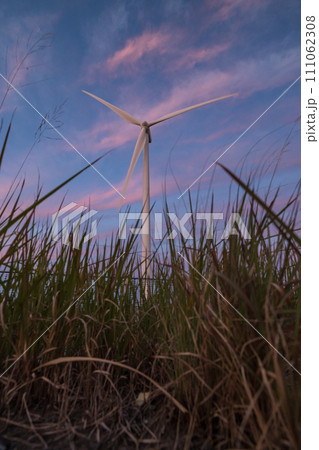 日本 静岡県磐田市の竜洋海洋公園近くに建つ風力発電の風車と夕焼け空 日本 静岡県磐田市の竜洋海洋公園近くに建つ風力発電の風車と夕焼け空 111062308