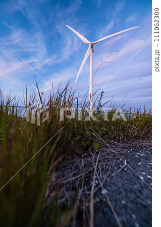 日本 静岡県磐田市の竜洋海洋公園近くに建つ風力発電の風車と夕焼け空 日本 静岡県磐田市の竜洋海洋公園近くに建つ風力発電の風車と夕焼け空 111062309