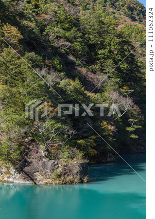 日本　静岡県川根本町の寸又峡の風景 111062324