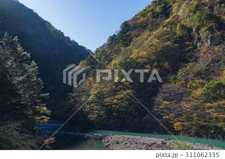 日本　静岡県川根本町にある寸又峡の風景 111062335