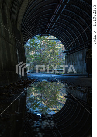 日本 静岡県川根本町の寸又峡の夢の吊り橋に続くトンネル 日本 静岡県川根本町の寸又峡の夢の吊り橋に続くトンネル 111062355