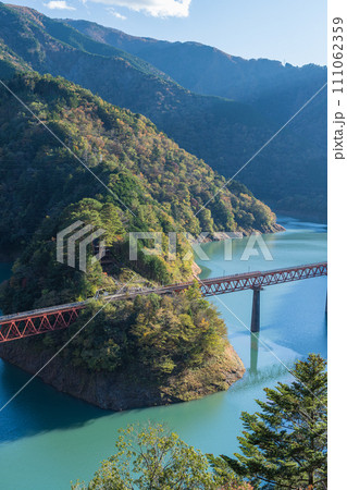日本 静岡県榛原郡川根本町にある奥大井湖上駅と仄かに紅葉した木々 日本 静岡県榛原郡川根本町にある奥大井湖上駅と仄かに紅葉した木々 111062359