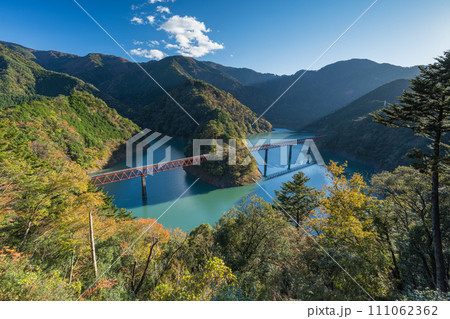 日本 静岡県榛原郡川根本町にある奥大井湖上駅と仄かに紅葉した木々 日本 静岡県榛原郡川根本町にある奥大井湖上駅と仄かに紅葉した木々 111062362