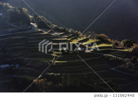 天空に佇む日本の棚田 天空に佇む日本の棚田 111062448