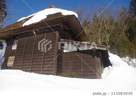 豪雪に耐える古民家 111063030