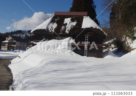 豪雪に耐える古民家 111063033
